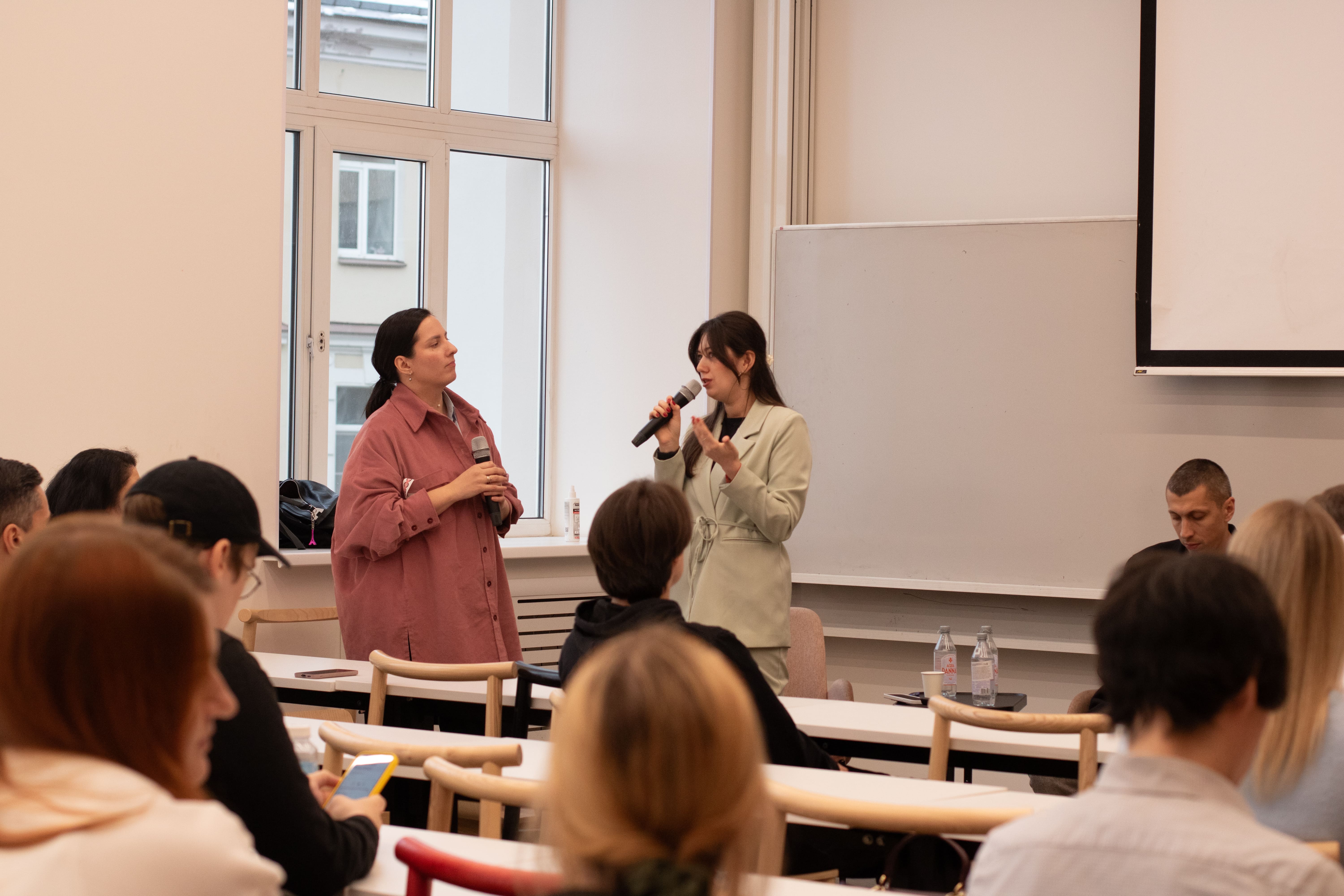 Маркетолог Activica Линда Гирш модерирует встречу AI 4 Business Retail Meetup